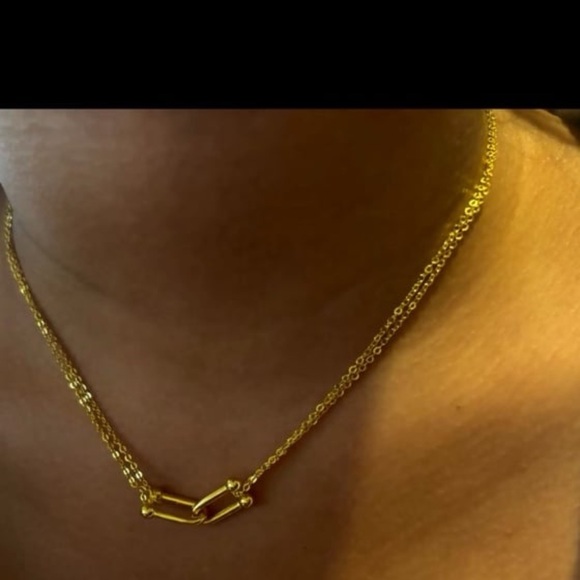 Gorgeous gold interlocking loop pendant necklace - Picture 11 of 14